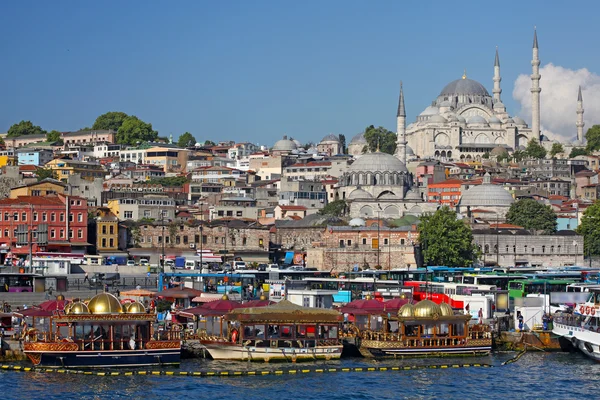 Cidade de Istambul, na Turquia, distrito de Eminonu, à esquerda Nova Mesquita (turco: Yeni Valide Camii ) — Fotografia de Stock