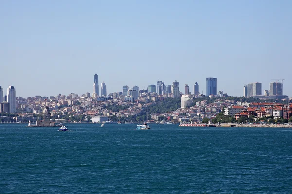 O horizonte moderno de Istambul visto do Bósforo — Fotografia de Stock