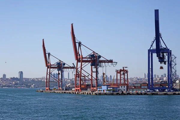 Grandes grúas trabajando en el puerto industrial de Estambul, Turquía . — Foto de Stock