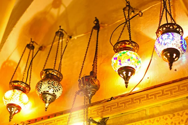 Hagyományos szüreti török lámpák felett világos háttér az éjszakában — Stock Fotó