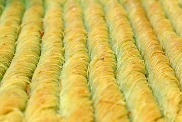 El baklava (un postre hecho de pasteles finos, nueces y miel) ) — Foto de Stock