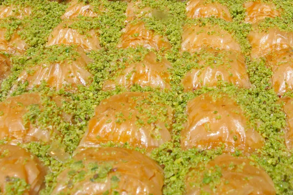 Baklavu (dezert vyrobený z tenkého těsta, medu a ořechů) — Stock fotografie