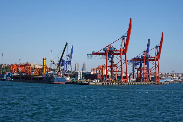Grandes grúas trabajando en el puerto industrial de Estambul, Turquía . —  Fotos de Stock