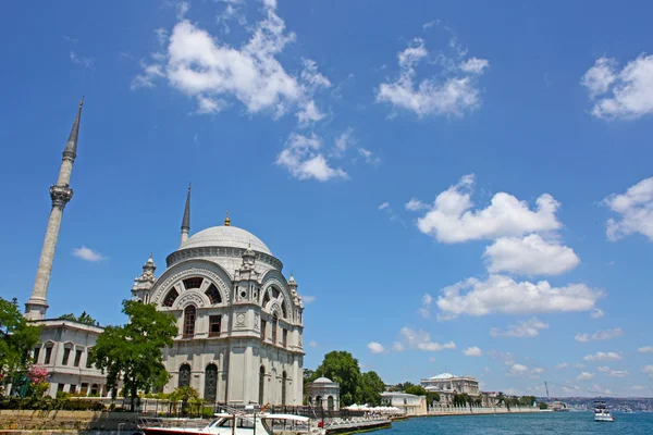 Turkiet, istanbul, moské nära Dolmabahçepalatset — Stockfoto