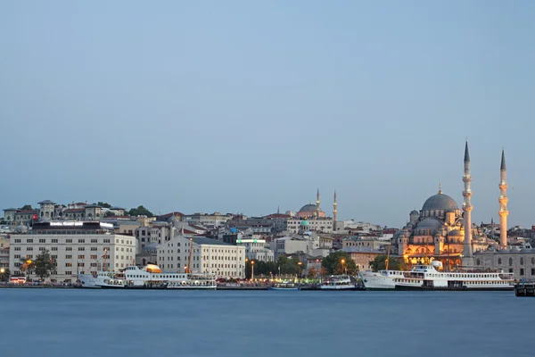 Erstaunliche Beleuchtung istanbul nach Sonnenuntergang, Abend, Türkei — Stockfoto