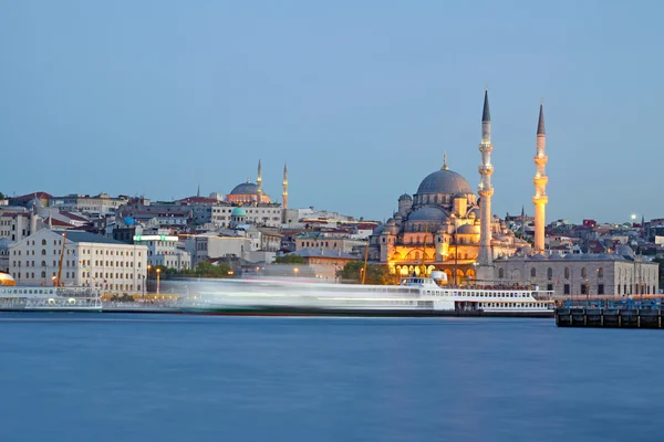 Incroyable éclairage Istanbul après le soleil, soirée, Turquie — Photo