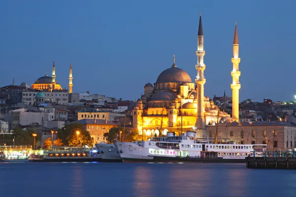 Incredibile illuminazione Istanbul dopo suncet, sera, Turchia — Foto Stock