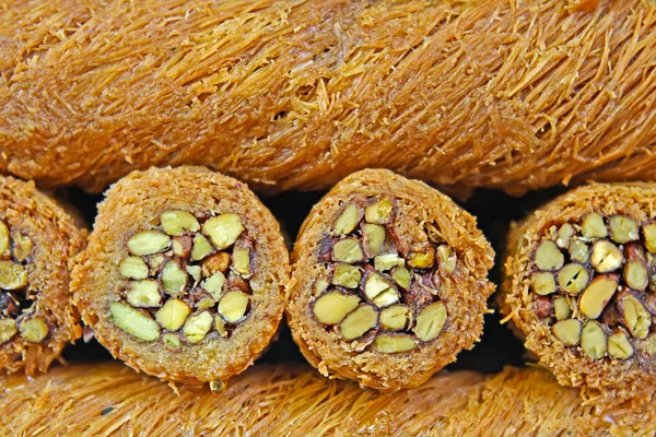 Kadayif Turki baklava manis yang dibuat dengan madu dan kacang pistachio — Stok Foto