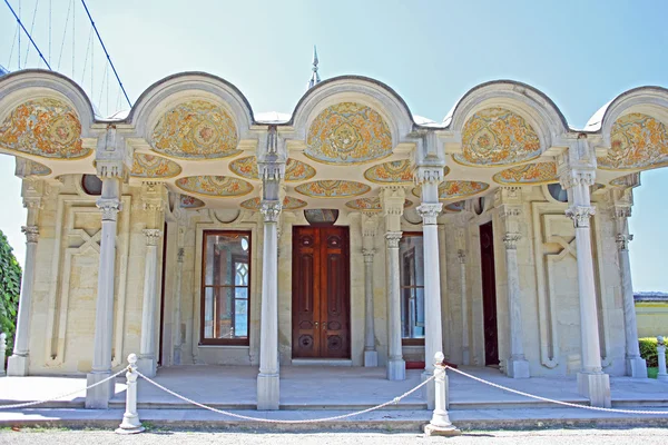보스포러스 해협 이스탄불, 터키에서의 은행에 Beylerbeyi 궁전 — 스톡 사진