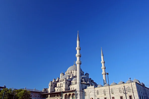 Nova Mesquita (Yeni Cami) no distrito de Eminonu, em Istambul, Turquia — Fotografia de Stock