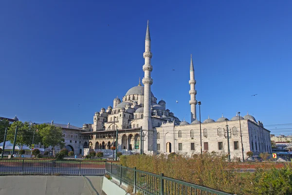 Nieuwe moskee (yeni cami) in eminonu district van Istanboel, Turkije — Stockfoto