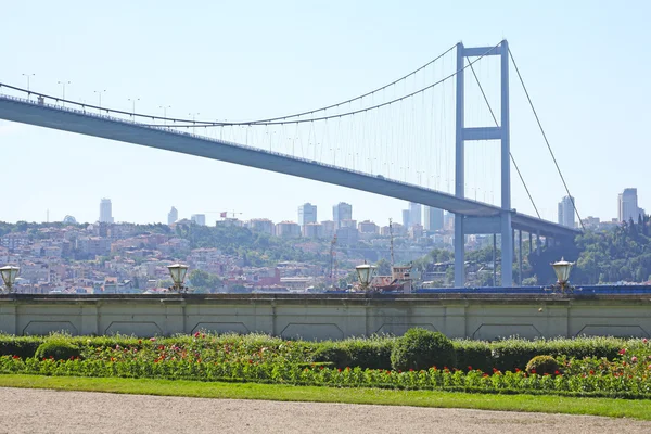 A Primeira Ponte do Bósforo que liga a Europa e a Ásia (Turquia ) — Fotografia de Stock