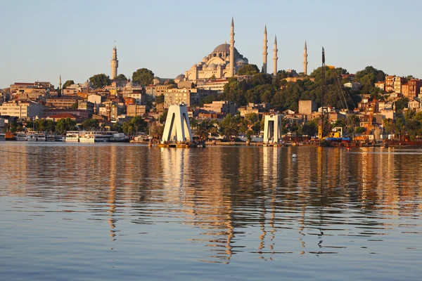 Yansımalar - Türkiye seyahat arka plan ile İstanbul gündoğumu panorama — Stok fotoğraf