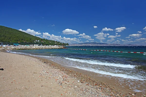 Zee op het strand van het princess eiland genomen in Istanboel, Turkije — Stockfoto