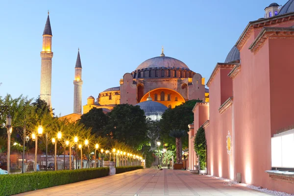圣索非亚大教堂索菲亚在晚上，伊斯坦布尔，土耳其 — 图库照片
