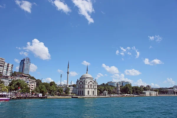Dolmabahce moskén barock stil arkitektur, vy från Bosporen sundet i istanbul, Turkiet — Stockfoto