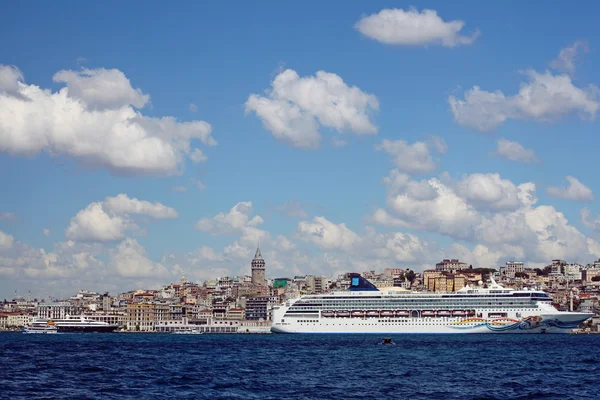 Luxus-Kreuzfahrtschiff am Bosporus, Istanbul — Stockfoto