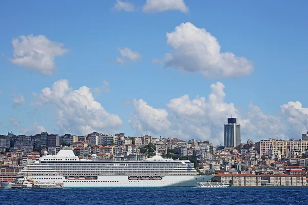 Luxusní výletní lodi v Bosporu, istanbul — Stock fotografie