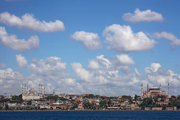 Moderní Panorama Istanbulu pohledu z Bosporu — Stock fotografie