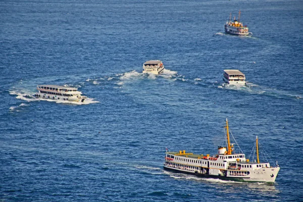 Fartyg på Bosporen i istanbul, Turkiet — Stockfoto