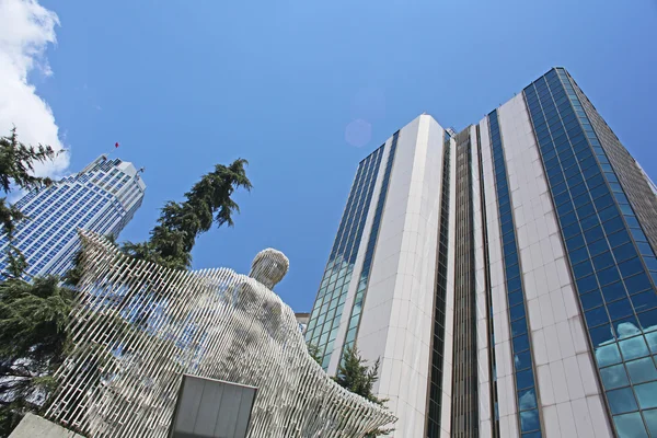 Monumento en el centro moderno de Estambul, Turquía — Foto de Stock