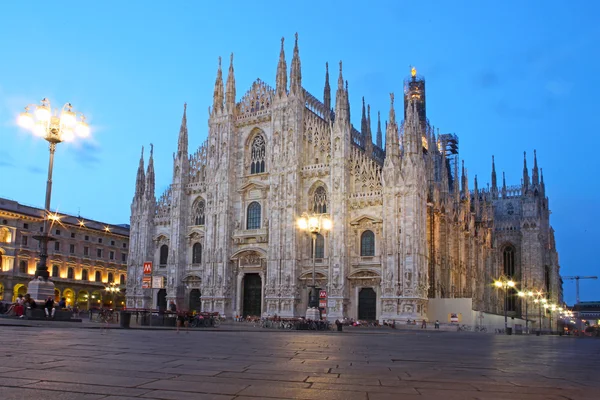 Katedra kopuła podjęte Mediolanu wieczorem, Włochy — Zdjęcie stockowe