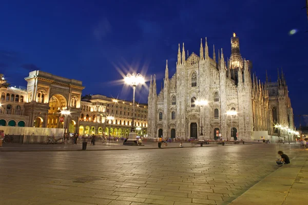 采取在晚上，意大利的米兰大教堂圆顶 — 图库照片