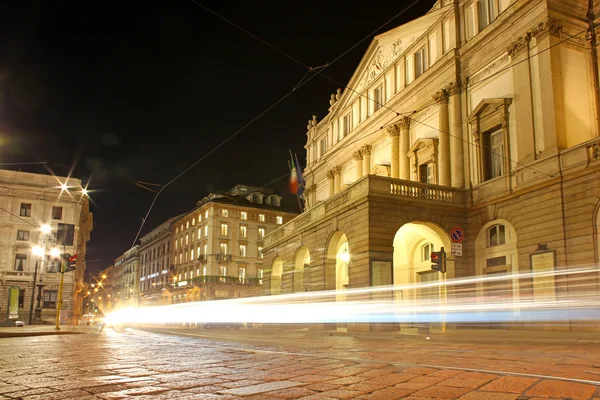 La Scala opera house, o mais famoso teatro italiano em Milão — Fotografia de Stock