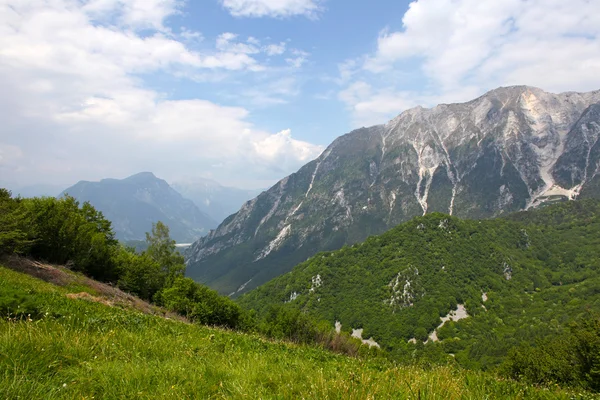 Hermosas montañas - paisaje tomado en los Alpes Julianos, Italia — Foto de Stock