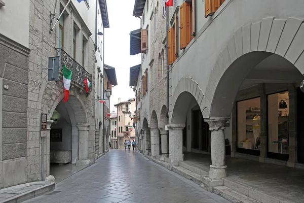 Kleine oude binnenstad van gemona genomen in Italië — Stockfoto
