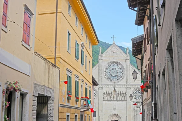 Große Mauer der Kathedrale von Gemona, die nach dem Erdbeben im Friaul wieder aufgebaut wurde — Stockfoto