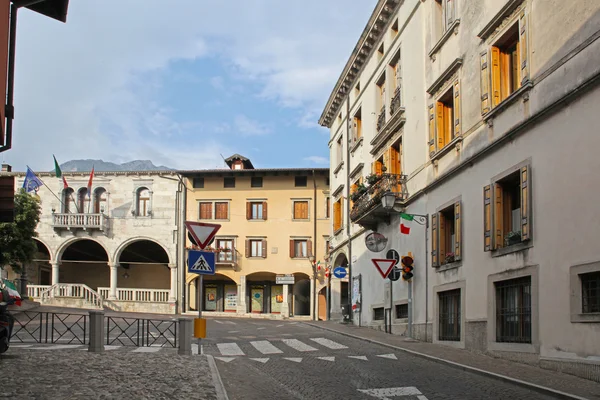 Piccola città vecchia di Gemona presa in Italia — Foto Stock