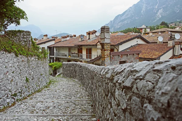Petite vieille ville de Gemona prise en Italie — Photo