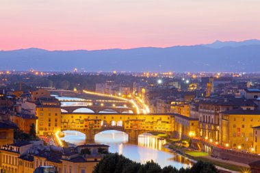 nehir üzerinde güzel gün batımını arno, Floransa, İtalya