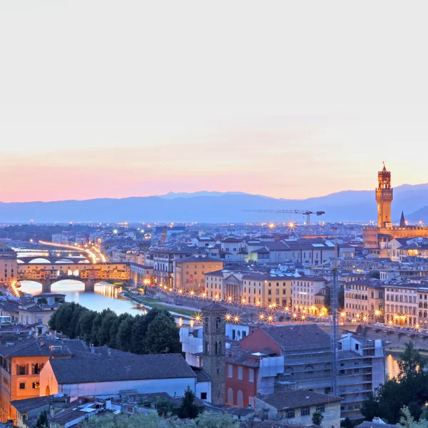 Krásný západ slunce nad řekou arno ve Florencii, Itálie — Stock fotografie