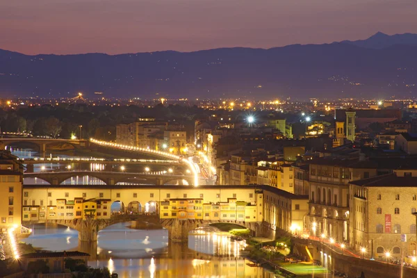 Гарний захід сонця над річки Арно в центрі Флоренції, Італія — стокове фото