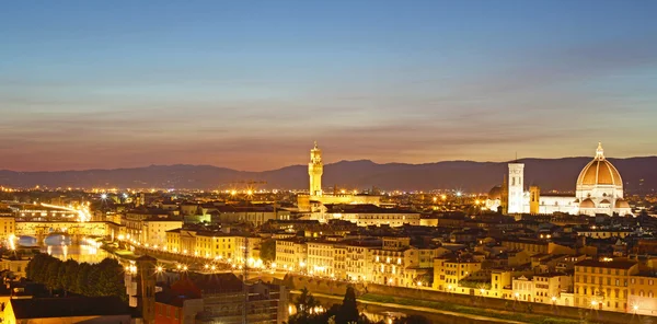 Beautiful sunset over river Arno in Florence, Italy — Stock Photo, Image