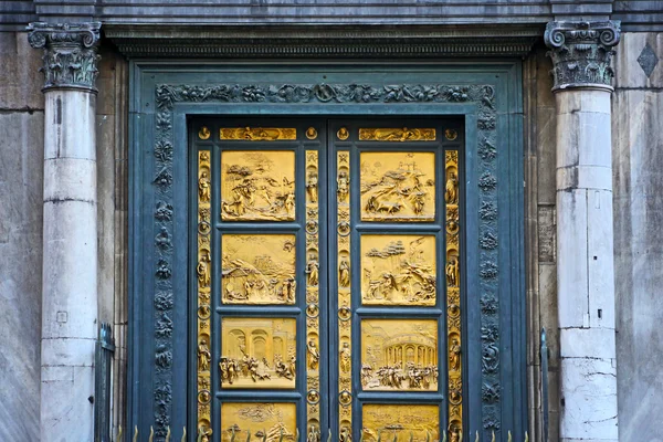 Ghiberti Paradise Baptis Door Duomo Cathedral Florence Italy Door отлит в 1400-х годах . — стоковое фото