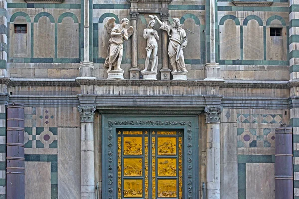 Гіберті рай хрещальня бронзові двері кафедрального собору Флоренції Італії двері литі в 1400s. — стокове фото