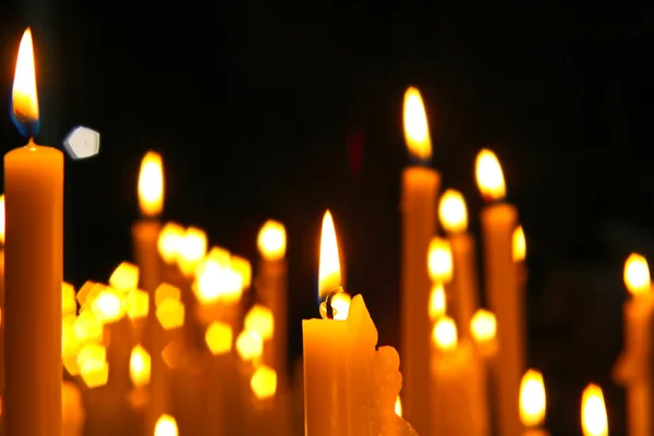 Vista de cerca de las velas que atraviesan la oscuridad . — Foto de Stock