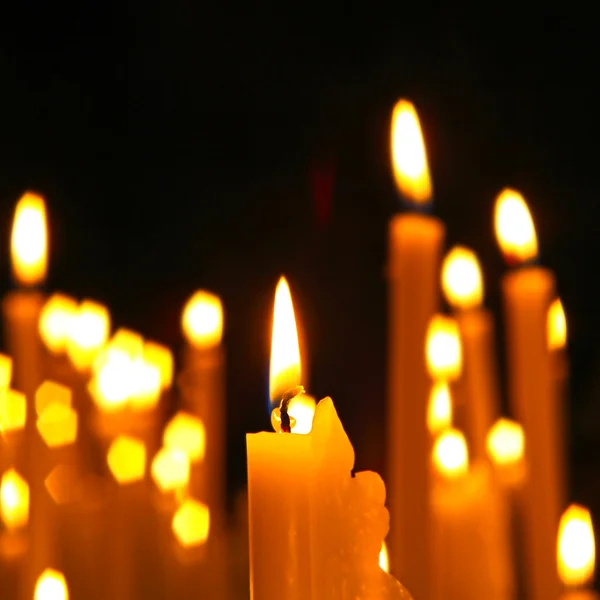 Vista de cerca de las velas que atraviesan la oscuridad . — Foto de Stock
