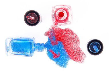 Beyaz arka planda kırmızı ve mavi tırnak cilası. Beyaz arkaplanda kırmızı ve mavi parıldayan oje.