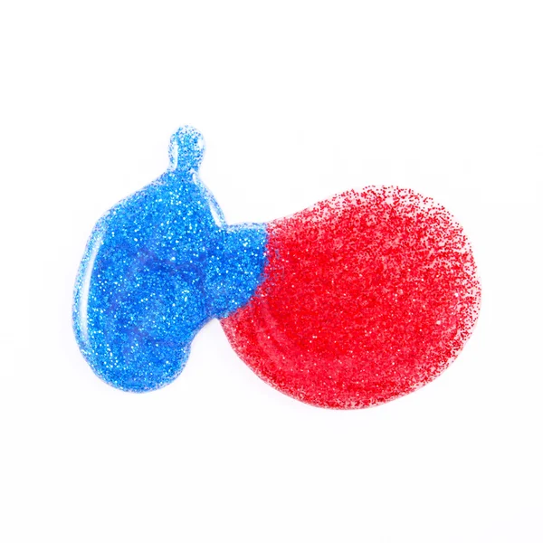 Rot und blau schimmernder Nagellack auf weißem Hintergrund Rot und blau schimmernder Nagellack auf weißem Hintergrund — Stockfoto