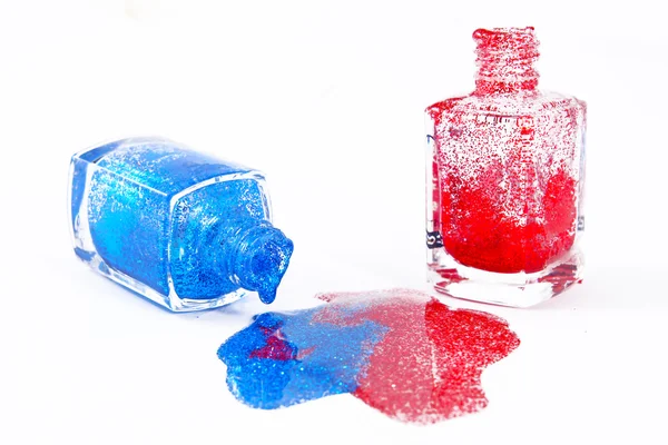 Smalto per unghie luccicante rosso e blu su sfondo bianco Smalto per unghie luccicante rosso e blu su sfondo bianco — Foto Stock