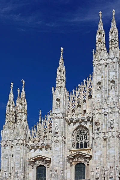 ミラノ大聖堂 （ドゥオーモ） ロンバルディア州、イタリアのファサード — ストック写真