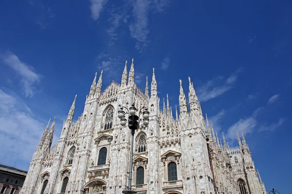 Фасад Миланского собора (Дуомо), Ломбардия, Италия — стоковое фото