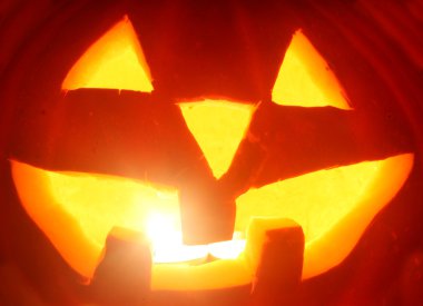 Cadılar Bayramı Balkabağı jack-o-lantern mum yaktım, siyah arka plan üzerine izole