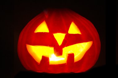 Cadılar Bayramı Balkabağı jack-o-lantern mum yaktım, siyah arka plan üzerine izole