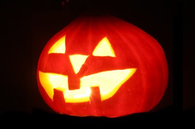 Cadılar Bayramı Balkabağı jack-o-lantern mum yaktım, siyah arka plan üzerine izole