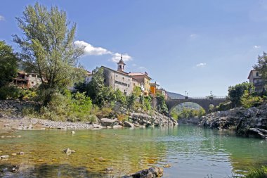 güzel rive soca ve eski binalar küçük kasaba kanal, Slovenya